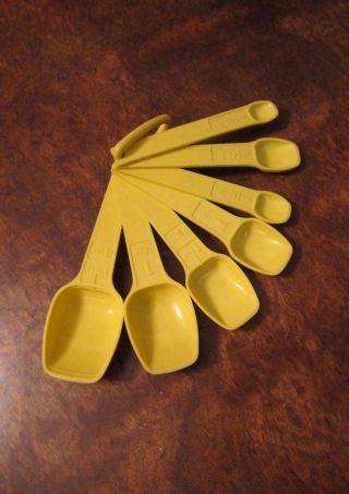 Tupperware Vintage Yellow Nesting Set Of 7 Measuring Spoons W/ Ring Holder