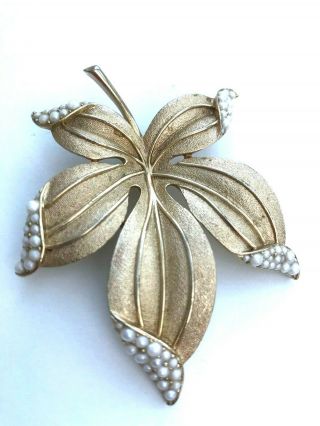 TRIFARI Vintage Jewellery Elegant Large Gold Tone Leaf & Faux Pearl Brooch/Pin 2