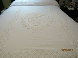 Vintage Chenille White Cabin Craft Wreath Design Bedspread W/fringe 71x101
