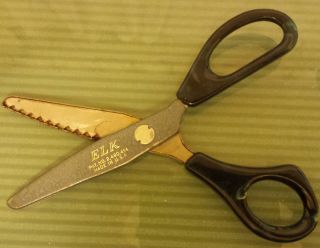 Vintage 7.  25 " Elk Brand Powder Coat Pinking Shears W/ Marbled Handle Made In Usa