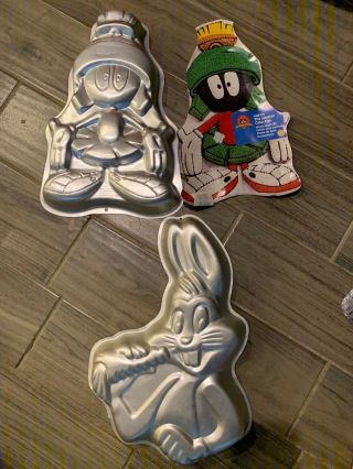 2 Wilton Looney Tunes Vintage Cake Pans - Marvin The Martian And Bugs Bunny