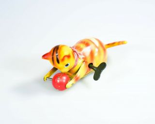Occupied Japan Tin Litho Celluloid Cat Playing With Ball Orig Key Vintage