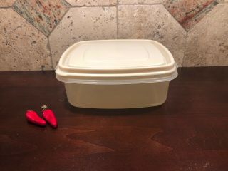 Vintage Rubbermaid Servin Saver 2 Storage Container 5 Cups Square Almond Lid