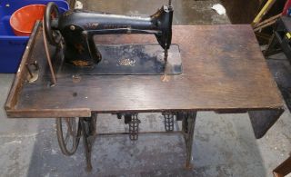 RARE SINGER 31 - 15 sewing machine w/ unusual iron ratcheting base,  like treadle 2