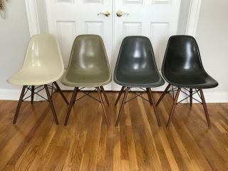 Set Of 4 Mid - Century Orig Herman Miller Eames Fiberglass Chairs W/ Walnut Bases