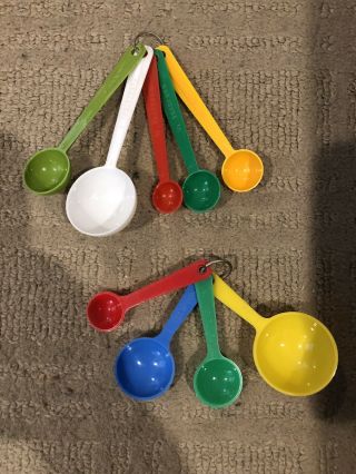 Vintage Mid Century Set Of 2 Plastic Roud Nesting Measuring Spoons