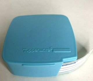 Vintage Tupperware Gadget 1446 Label Dispenser Hinged Lid W/ Roll Of Labels Blue