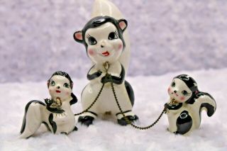 Vintage Japan Skunk Figurine Trio Mom And Baby Family Chained Together 4 1/2 "