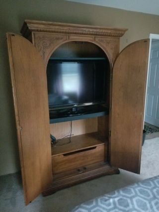 Oak Armoire Wardrobe - Magnificently Crafted Solid Oak w/ Leaded Mirror Front. 3