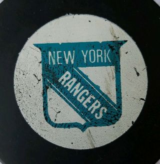 YORK RANGERS VINTAGE NHL APPROVED VICEROY MFG CANADA OFFICIAL GAME PUCK 2