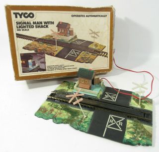 Vintage Tyco Signal Man W/ Lighted Shack Ho Train Scale Operates Automatically