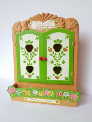 Vintage Strawberry Shortcake Berry Patch Carry Case Miniature Doll Cabinet House