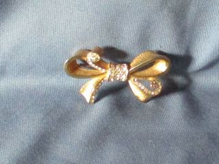 Vintage Signed Weiss Gold - Tone Metal Clear Rhinestone Ribbon Bow Pin Brooch