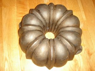 Vintage Antique Cast Iron Bundt Cake Pan Primitive Cookware RARE CASTING MARK 2