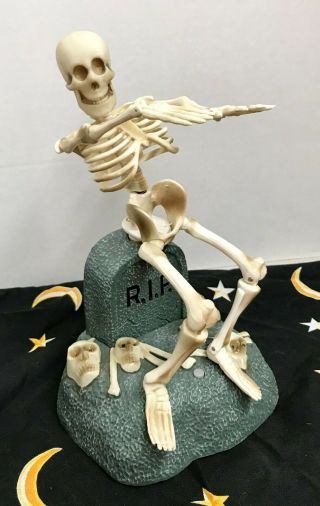 Vtg 1998 Gemmy Dancing Skeleton On Tomb Lights Sings " Shout " Halloween