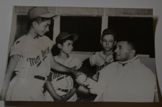 1958 Roy Campanella W/ Monterrey Little League Press Photo (boston Herald) Loa