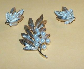 Vintage crown trifari brooch clip on earrings Gold Tone Leaf Brushed Faux Pearl 2