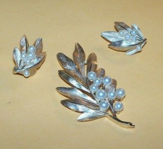 Vintage crown trifari brooch clip on earrings Gold Tone Leaf Brushed Faux Pearl 3