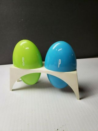 Cool Vintage 1960s Mid Century Modern Egg Salt And Pepper Set In Stand