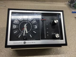 Vintage General Electric Clock Radio Model 7 - 4725 A