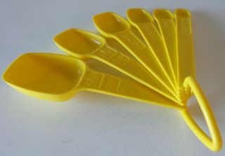 Tupperware Vintage Yellow Nesting Set Of 7 Measuring Spoons W/ Ring Holder