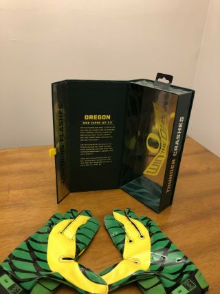 Oregon Ducks Team - Issued Nike Vapor Jet 2.  0 Football Glove (size M)