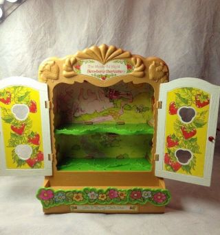 The Wonderful World Of Strawberry Shortcake Play Cabinet Doll House 1981