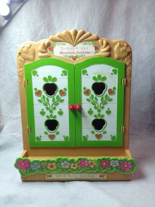 The Wonderful World Of Strawberry Shortcake Play Cabinet Doll House 1981 2