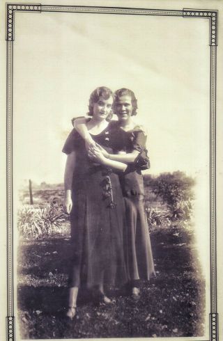 Vintage Old 1930s Photo Of Two Affectionate Women Girls Friends Posing Hugging
