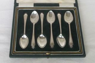 A Case Set Of Six Solid Silver Art Deco Coffee Spoons Sheffield 1934.