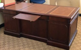 Alma executive mahagany desk 36 X 72.  Leather top & mahogany wood in great shape 3