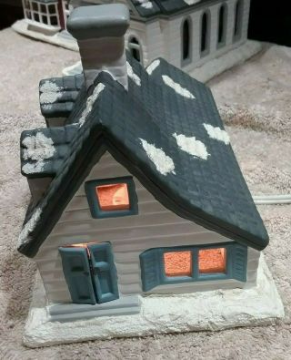 Vintage BYRON MOLDS 1979 CERAMIC COUNTRY HOUSE - LIGHTED - Pre - owned 2