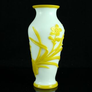 CHINESE WHITE & YELLOW PEKING GLASS VASE OVERLAY PLANTS & FLOWERS 20TH C. 2