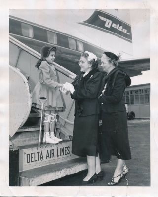 Delta Airlines 1956 Press Photo Welcoming Polio Foster Girl To Chicago