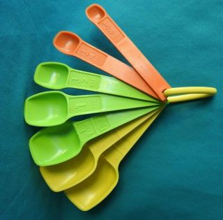 Vintage Tupperware Multi Colored Nesting Measuring Spoons Complete Set Of 7