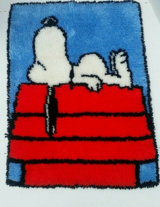 Vintage 1970s /80s Snoopy Dog House Latch Hook Rug Hanging 20 " X27 " Peanuts Gang