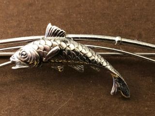 VINTAGE STERLING SILVER FLY FISHING PIN WITH DETAIL 2