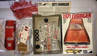 1/25 1971 Charger ‘71 Mpc Model Kit W/ Parts Pre - Painted Red Body