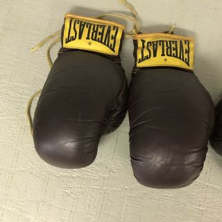 Boxing Gloves 2 Pair Vintage Everlast Leather 2922 Collectible 10 OZ 3