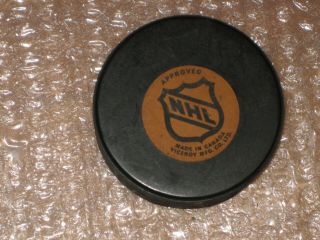 BUFFALO SABRES puck NHL VICEROY rubber crested 1973 - 1983 2