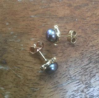 Vintage Solid Yellow Gold Natural Cultured Tahitian Pearl Earrings. 3