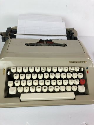 Vintage Underwood 319 Typewriter Made In Spain Tan Carrying Case