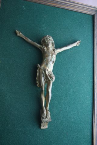 French antique Crucifix bronze christ on velvet framed religious 1900 2