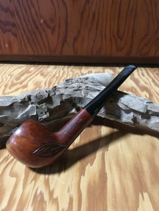 WDC IMPORTED BRIAR Tobacco Smoking Pipe w/ Hand - carved Leaf pattern on bowl. 2