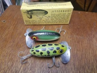 Two Vintage Fred Arbogast Jitterbug Frog & Pink Green Scaled Fishing Lures 1 Box