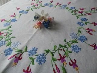 VINTAGE HAND EMBROIDERED TABLECLOTH=EXQUISITE FLOWERS CIRCLE/FUCHSIAS&CORNFLOWER 2