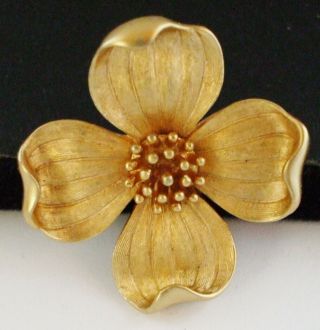 Pretty Vintage Crown Trifari Dogwood Flower Pin Brooch In Gold Tone Metal