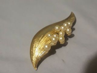 Vintage Signed Crown Trifari Brooch Gold Tone Leaf Faux Pearls