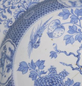A LARGE 18TH CENTURY CHINESE PORCELAIN BLUE & WHITE DISH 3