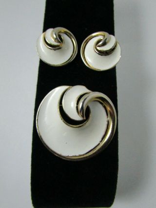 Vintage Crown Trifari White Enamel Gold Tone Pin Brooch & Earring Set